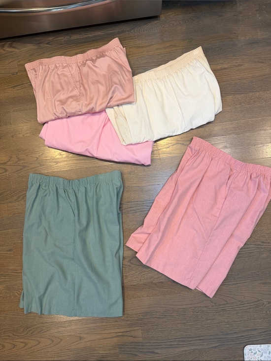 Season Ticket Pants - Set of Five Elastic Waist Shorts  in Pink, Cream, Sage